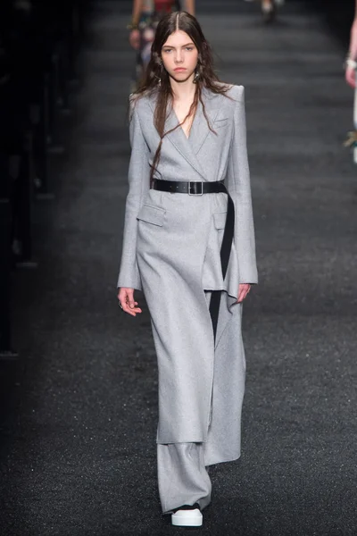 Look 19